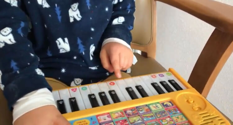 息子のピアノを弾く様子